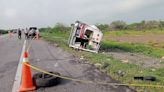 Choca y vuelca ambulancia en carretera de Tamaulipas, hay un muerto y dos heridos