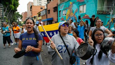 La rabia ciudadana se extiende por Caracas ante la sospecha de fraude en las elecciones: “Quiero que salga Nicolás”