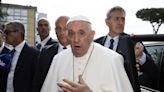 El papa Francisco sale del hospital tras tres noches ingresado con bronquitis