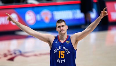 Nikola Jokic igualó un récord de Larry Bird y Magic Johnson