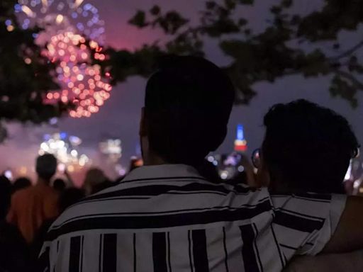 Fireworks light up the skies across the US as Americans endure searing heat to celebrate July Fourth - Times of India