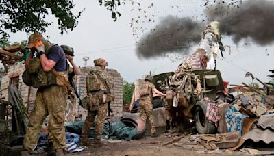 Russia keeps up front-line pressure before Ukraine receives boost from Western military aid