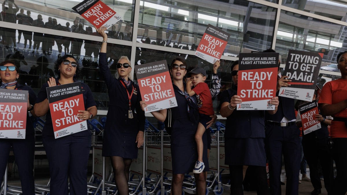 American Airlines' starting flight attendant salary qualifies for food stamps