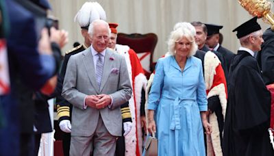 Camilla et Charles III : un couple ose un geste sans équivoque sous leurs yeux, leur réaction ne se fait pas attendre