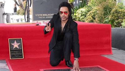 Lenny Kravitz sulla Walk of Fame non si toglie gli occhiali: ecco perché