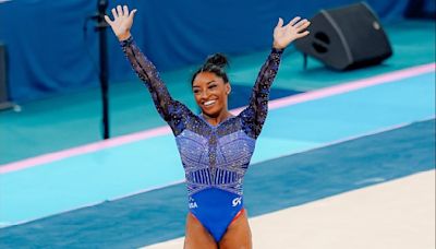 Simone Biles se cae en la barra de equilibrio y se queda sin medalla