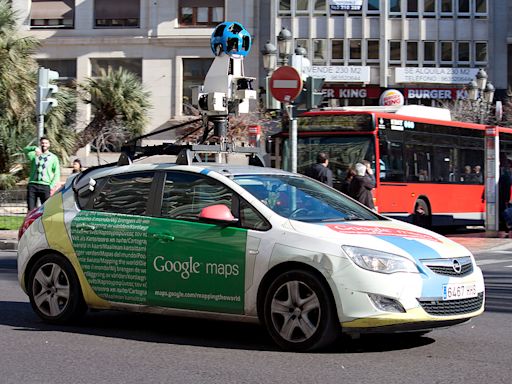 Por mirar de más el auto de Google Maps, recibió dura lección