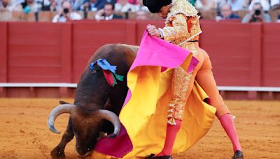 Juan Ortega hace el toreo y Daniel Luque se inventa un toro para salvar la tarde en la Maestranza