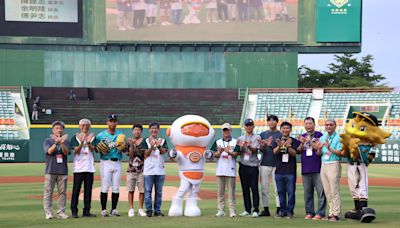 高醫首長勁裝登場開球 大同醫院家庭日300員工力挺台鋼熱情觀賽 | 蕃新聞