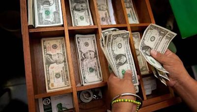 El dólar nuevamente se fortalece frente al peso y cierra al alza hoy 25 de junio