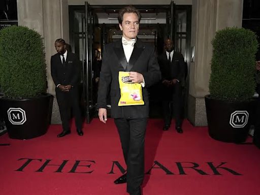 Polémica por el precio de la bolsa de patatas de Balenciaga que lució Michael Shannon en la Gala MET