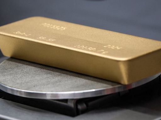 Gold drifts lower as traders ahead of US inflation data