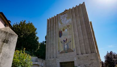 Obispo aplaza decisión sobre mosaicos de exjesuita en Lourdes pero se muestra a favor de su retirada