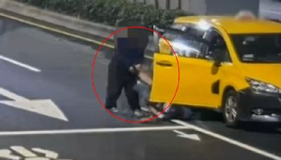 離譜畫面曝！馬路中倒臥一男子 慘遭計程車司機丟包