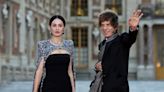 Hugh Grant, Charlotte Gainsbourg y Jagger, invitados a la cena entre Macron y Carlos III