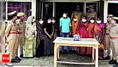 Police bust gang of snatchers, arrest 14 women, detain minor | Lucknow News - Times of India