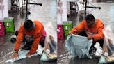 VIDEO: Captan a hombre lavando su ropa con agua de lluvia en CDMX y se vuelve viral en redes