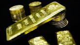 Gold Climbs to Record on Fed Rate-Cut Hopes