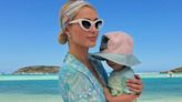Video: Paris Hilton pone al revés chaleco salvavidas a su hijo; internautas reaccionan