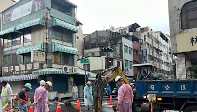 高市半夜馬路出現天坑 水管漏水釀禍台水「活水」搶修