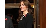 La princesa de Gales repite estilismo con un sobrio vestido negro y un collar de perlas de la reina Isabel
