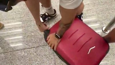 Un joven de Málaga rompe las ruedas de su maleta para no tener que facturar con Ryanair y ahorrar 70 euros
