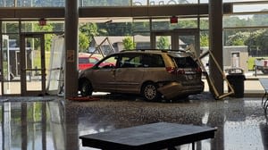 Minivan smashes into Cobb County Civic Center ahead of quilt show