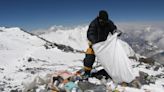 Retiran toneladas de residuos, cadáveres y restos óseos del monte Éverest