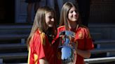 L'équipe de foot espagnole reçue au Palais, Leonor et Sofia supportrices enthousiastes