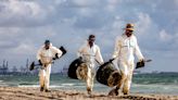 Chapapote en Valencia: ya no es visible en el mar, mientras se recoge en las tres playas cerradas al baño