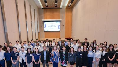 楊何蓓茵與政務職系暑期實習計劃大學生見面 鼓勵他們加入政府 - RTHK