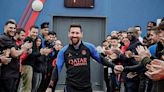 Pasillo de campeón y aplausos: el emocionante recibimiento para Messi en su regreso al PSG