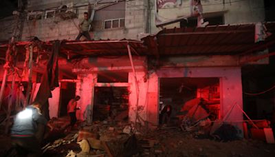 影/以色列加大力道空襲拉法 至少6人罹難包含1記者