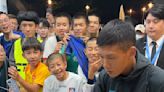 足球》雨勢中5700球迷湧進台北田徑場 吳俊青耐心滿足球迷簽名、合照