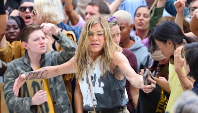 Jennifer Aniston rociada con pintura en filmación de Nueva York, Biby Gaytán y más fotos imperdibles