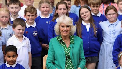 Queen presents children with books during primary school visit