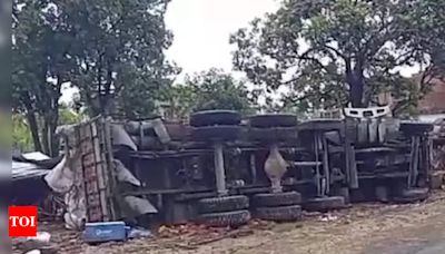 Woman, her 2 children dies after truck overturns at tea kiosk in UP's Unnao | Kanpur News - Times of India