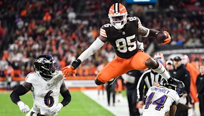 Browns TE David Njoku gets hands on coaching from Mike Vrabel