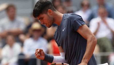 Alcaraz tranquiliza con un triunfo contundente en su inicio en Roland Garros