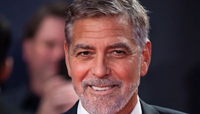 George Clooney dice que Biden no es el hombre que era en 2020 y debería abandonar la carrera - La Tercera