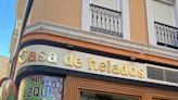 Recuperan un azulejo publicitario oculto en una heladería de la calle Zaragoza