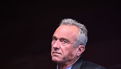 El raro caso de Robert F. Kennedy Jr., el candidato presidencial al que un gusano le "comió" parte de su cerebro