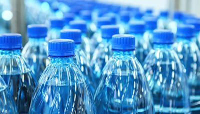 El agua embotellada tiene más microplásticos que el agua de grifo y cómo afecta a nuestra salud: ¿debemos estar preocupados?