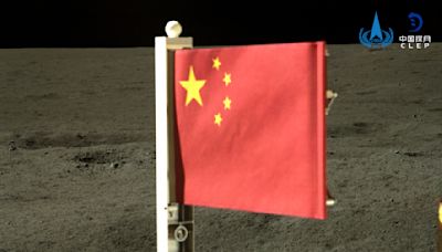 Una nave despliega la bandera china en la cara oculta de la Luna y despega con muestras de roca