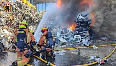 Los bomberos continúan trabajando en la extinción del incendio en una nave de Silla