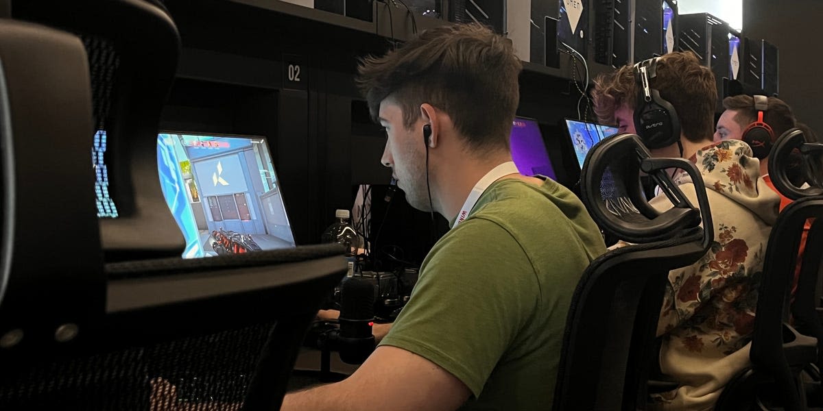 I'm a 26-year-old software engineer making $75,000, and still dream of becoming a professional e-sports athlete. Here's how I balance work and my gaming endeavors