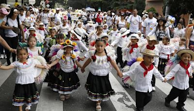 Desfilan 2.700 niños "silleteritos" en Medellín para mantener vivas las tradiciones