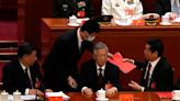 Revelan un nuevo video de la salida forzosa del expresidente Hu Jintao del congreso del Partido Comunista en China: ¿tenía documentos clasificados?