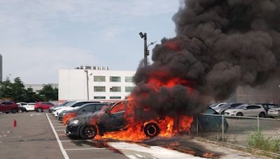 車才停妥底盤突冒煙！駕駛急逃生 桃園停車場火燒車釀2車毀損｜壹蘋新聞網