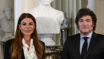 La emoción de Zulemita en la presentación del busto de Carlos Menem en la Casa Rosada
